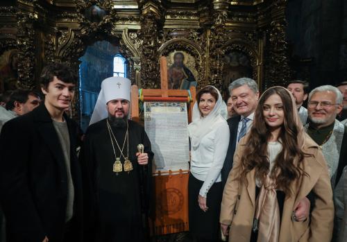 Die Präsidentenfamilie mit Kirchenchef Epifanij und der Tomos-Urkunde